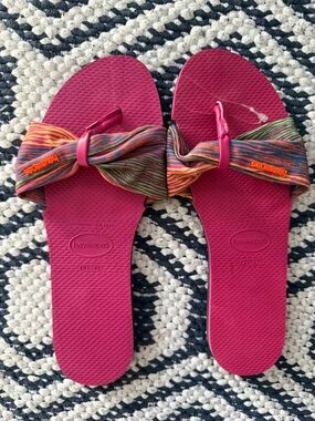Havaianas Women’s Hot Pink Flip Flop Sandals with Multicolor Bow Straps
